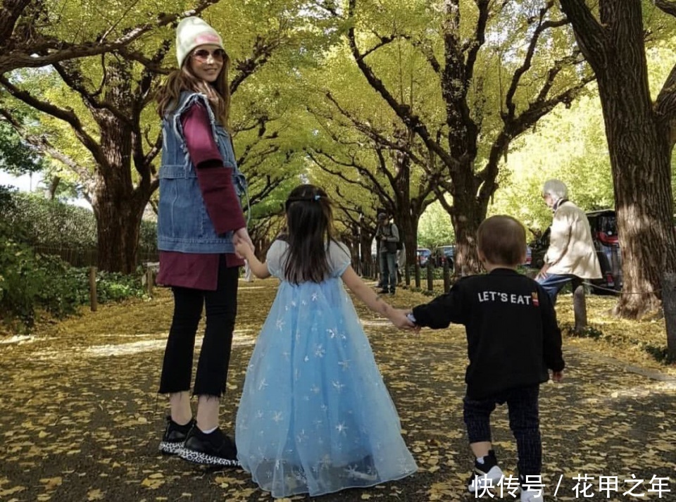 周杰伦晒儿子小小周正面照,戴墨镜一脸傲娇,小