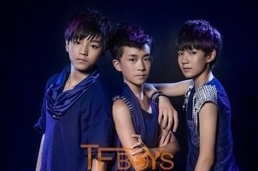 tfboys 穿蓝色衣服的照片是什么的