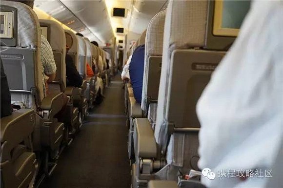 5 航班延误,该怎么办 留意通知和通报,如宣布取消航班,航空公司应安排乘坐后续航班;特价机票可以转签其他公司,但是必须补差额;特价机票因为天气原因延误4小时以上可以取消航班,作退票处理。如有需要,大家不妨购买延误险,投保费用不高,某次游哥航班延误3小时就曾收到300元的延误赔偿。 6 航班延误或取消,该如何维权 新的规定要求航空公司,在购票环节中明确告知旅客,航班出港延误及取消后,是否对航班延误进行补偿;若给予补偿,要明确补偿条件、标准和方式等。 在航空公司不存在免责的情况下,航空公司要赔偿因违约而造成