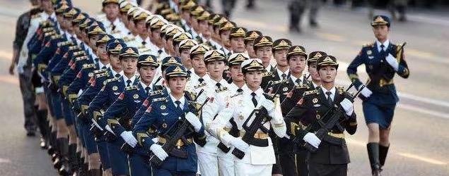 英姿飒爽,走向练兵场,巾帼不让须眉