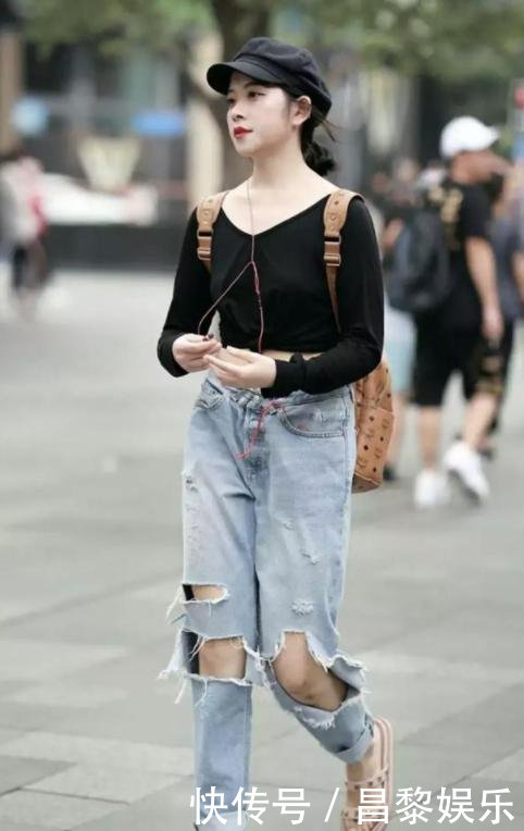 上海街拍性感小姐姐,白色吊带+牛仔超短裤,展