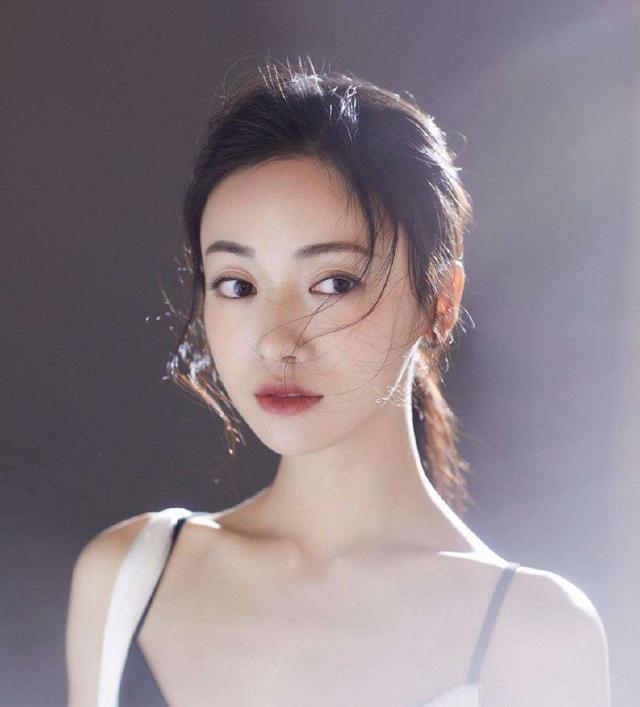 赵丽颖吴谨言走红之路很相似？如今两人的新剧也撞档你选择哪部呢