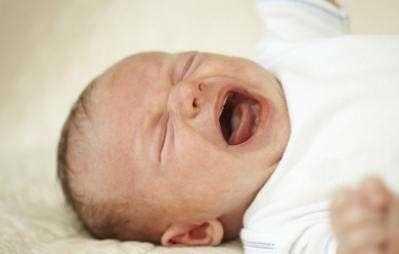 宝宝半夜大哭不止,邻居上门破口大骂:哭丧啊