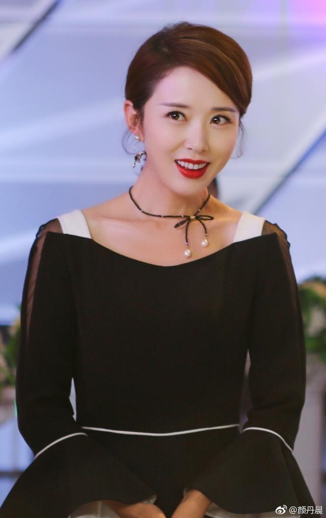 嫦娥姐姐颜丹晨最新美图集锦,美丽动人工作中