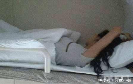 陌生男爬进女孩卧铺, 女孩误认男友全力配合, 醒来大哭