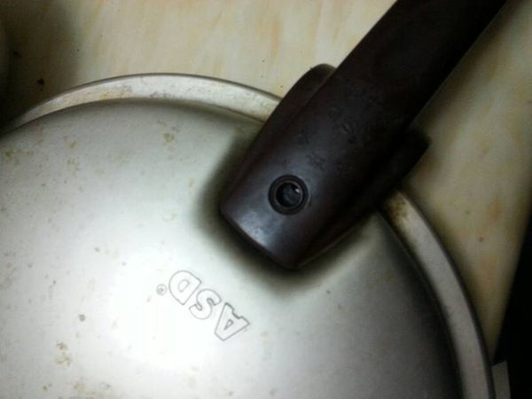高压锅上把手这个阀门在炖菜时漏气,如何处理