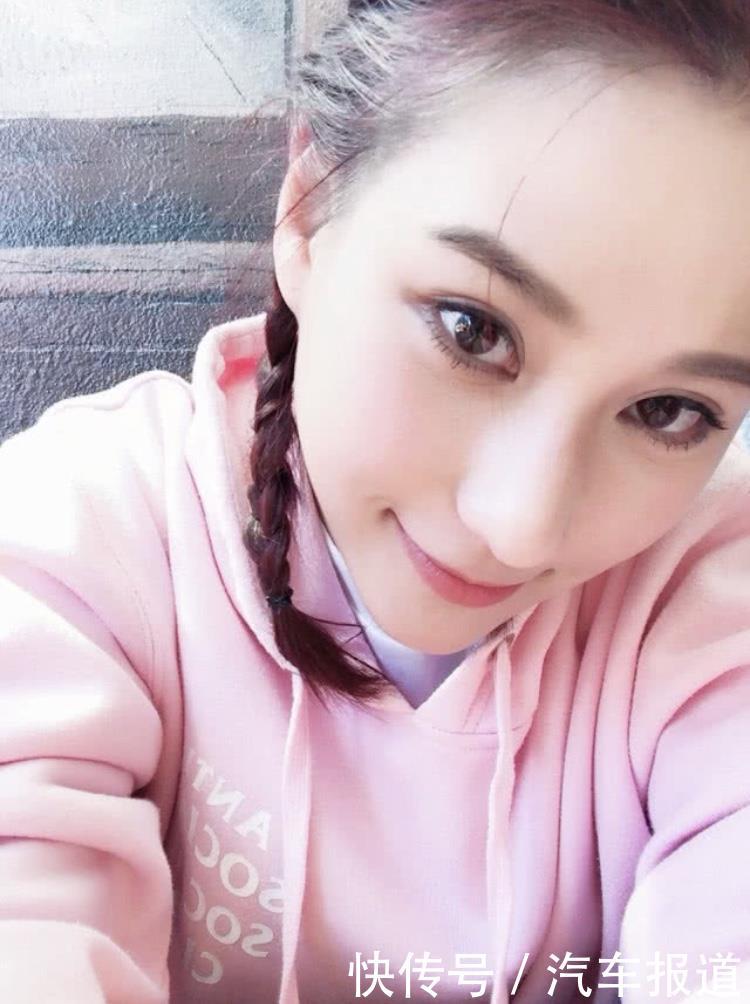 窦骁激吻女方疑是赌王千金何超莲,两人上月亲