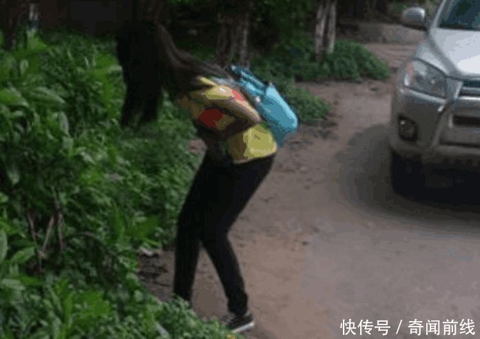 女子路过臭水沟发现一具“尸体”，之后救援人员来到现场却笑了！