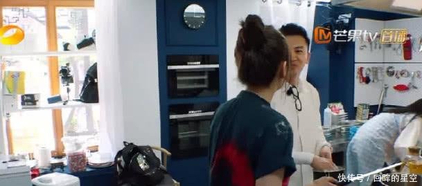 暑期综艺接档,中餐厅2酷热来袭,赵薇的火腿登