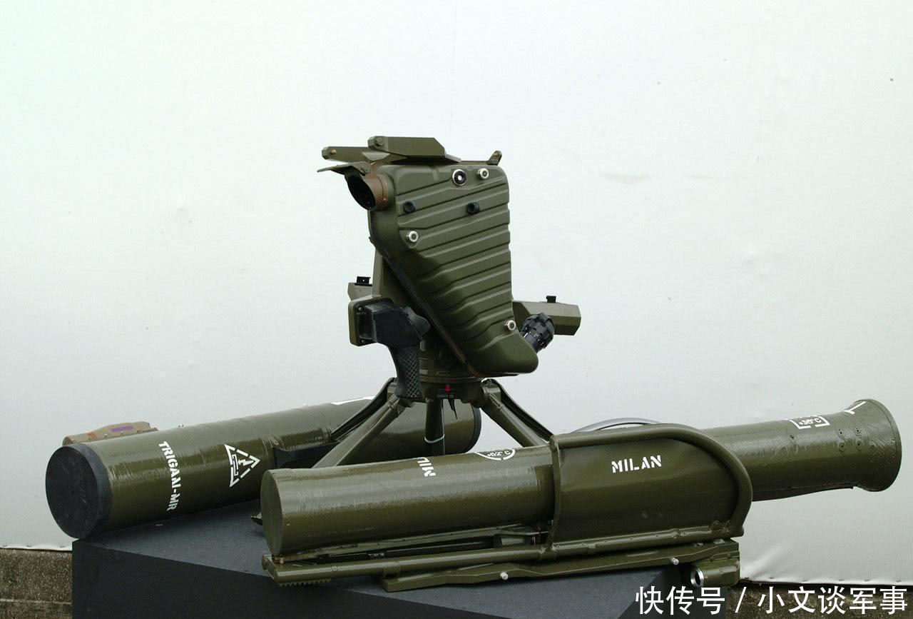 射手在控制台通过操纵杆控制火炮瞄准、发射!