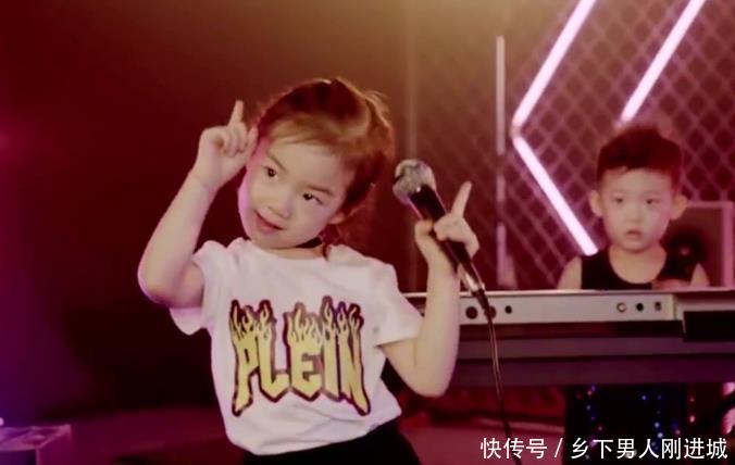 戚薇女儿lucky首登亲子类综艺节目,性格活泼可