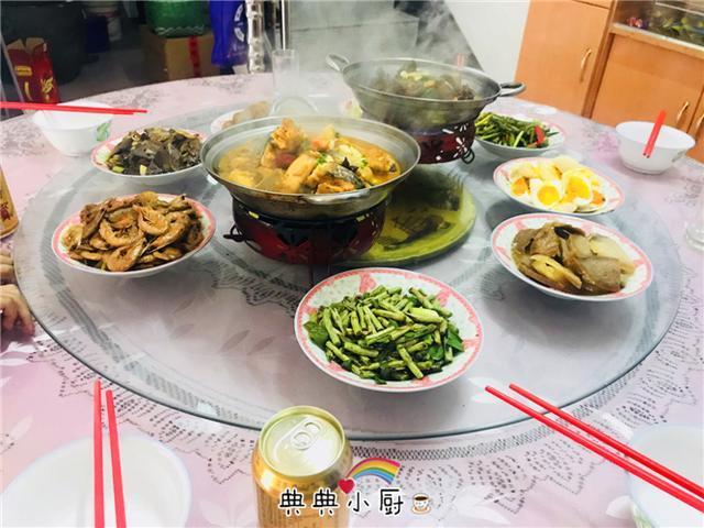 正月回娘家拜年，爸妈准备了一桌家常菜，吃完不想回城里了