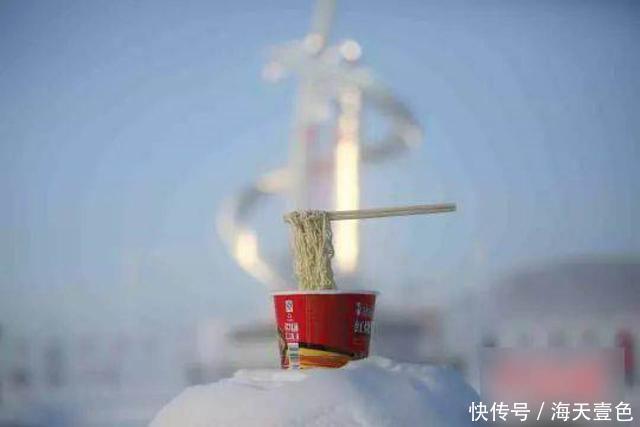 零下22°C !日本网友制做杯面“食物模型” 面条被凌空夹起