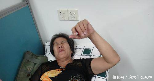 婆婆胃痛,我带她去医院,检查时偶然瞥见她的衣扣,我赶紧撒腿跑