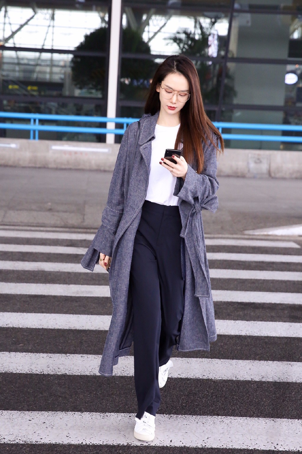 戚薇腿那么粗还穿热裤?网友:两腿之间夹那么紧