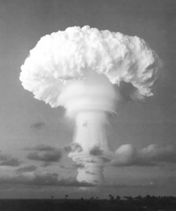 中国首次原子弹试验,他在距爆心7.2公里处拍下