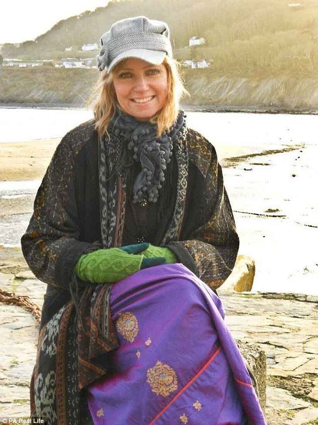 女子切除乳腺后拍“无胸”写真 微笑面对