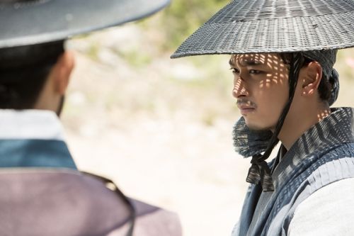 武士服的黄灿盛正在上船,头上还戴着像是想要隐藏身份般的黑色斗笠