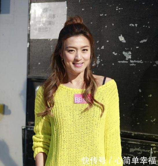 《BB来了》39岁姚嘉妮大秀长腿 手脚纤细要靠