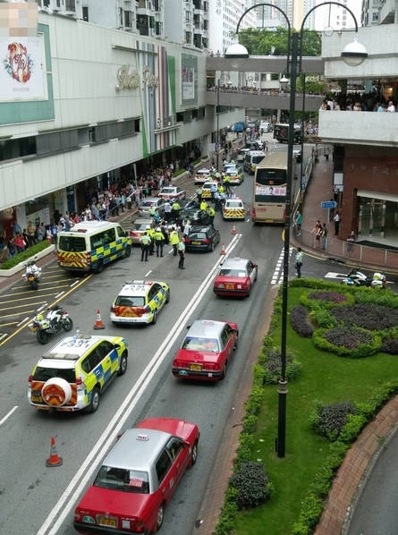 香港:豪車狂飆14公里連撞3車 街頭爆發(fā)追逐戰(zhàn)