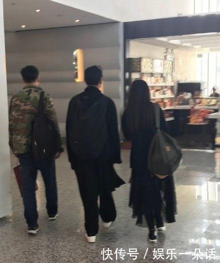 网友在台湾机场偶遇向佐跟郭碧婷,这次的他们