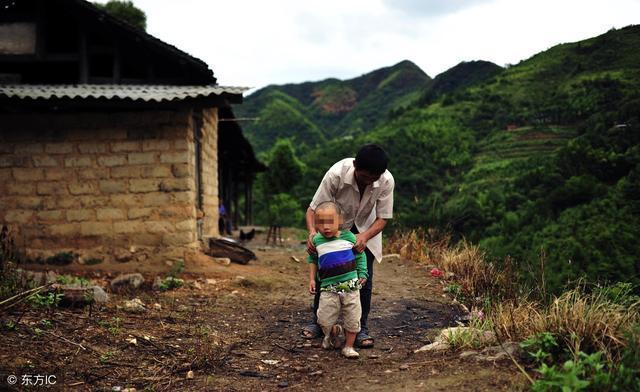 出生后就在木桶里长大, 四岁不会说话不会走路