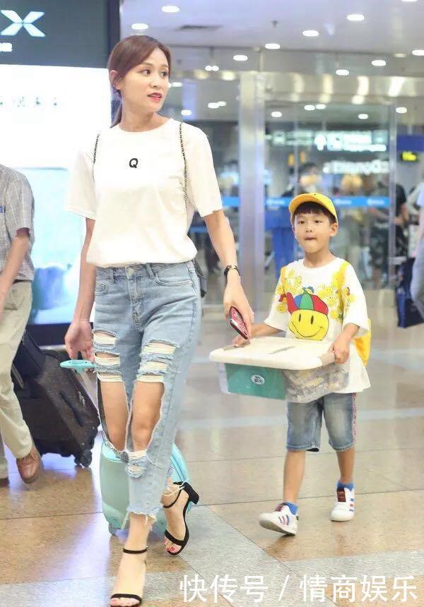 叶一茜居然这么潮,穿破洞牛仔裤露膝盖,真不信