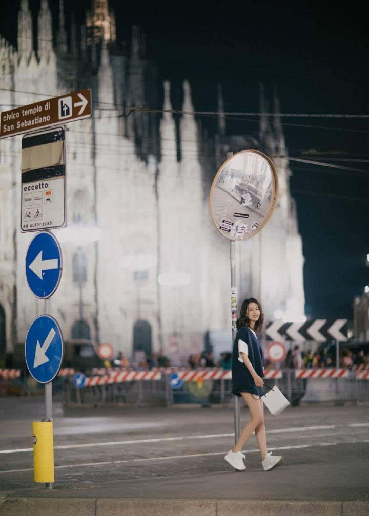 李沁最新写真曝光，慵懒随性漫步街头，大走休闲风不影响秀美腿！
