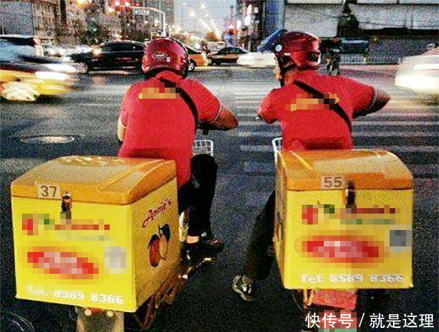 外卖哥迟到15分钟,女顾客当面摔外卖!网友褒贬不一,你怎么看?