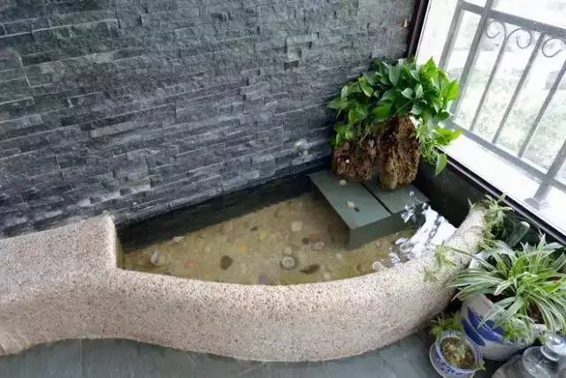 有喜欢养鱼的业主也可以在阳台上建个小鱼池,每天能看着鱼儿游来游去