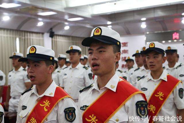 向军旗敬礼! 海军航空大学青岛校区31名士兵退役