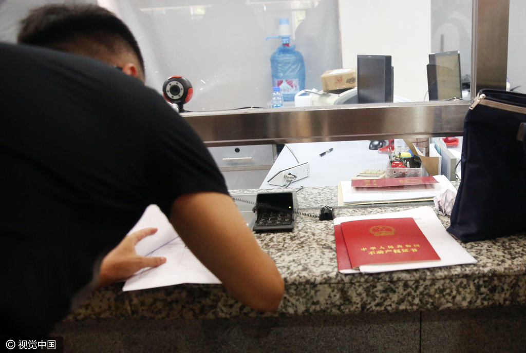 北京二手房市场交易火爆 过户黄牛号叫价12万元