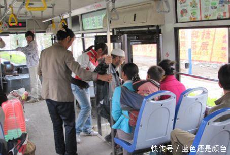 孕妇乘坐公交车要求女孩让座,女孩转过身说一