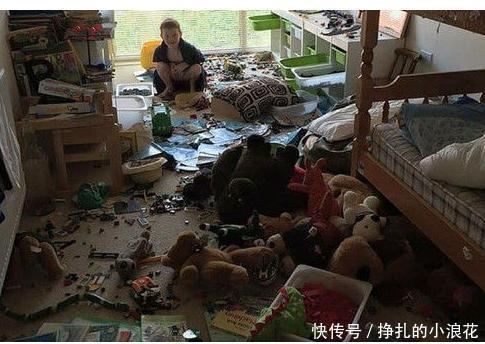 女子情伤不出门,房东撬开门锁后当场崩溃了 网