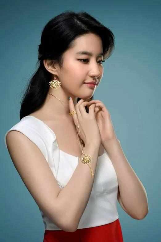 刘亦菲优雅代言中国黄金,菲凡绽放