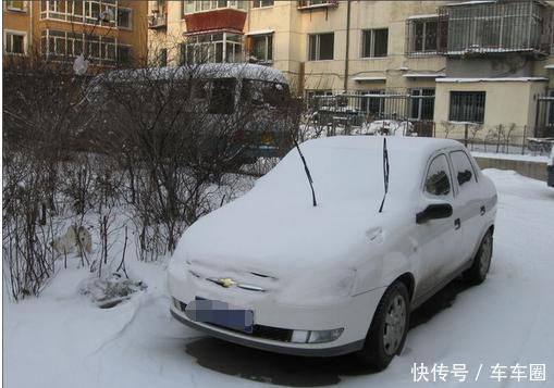 下雪后,为什么要把车子的雨刮器立起来?老司机