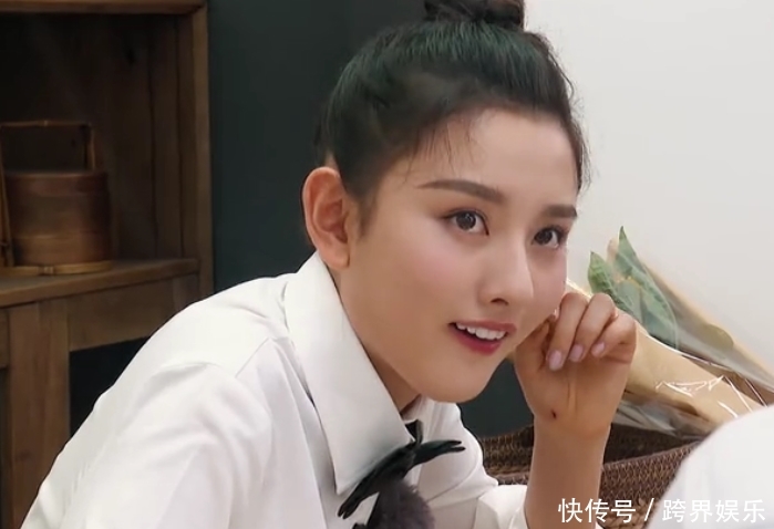 《忘不了餐厅》定档,黄渤带着五位老人比心,预