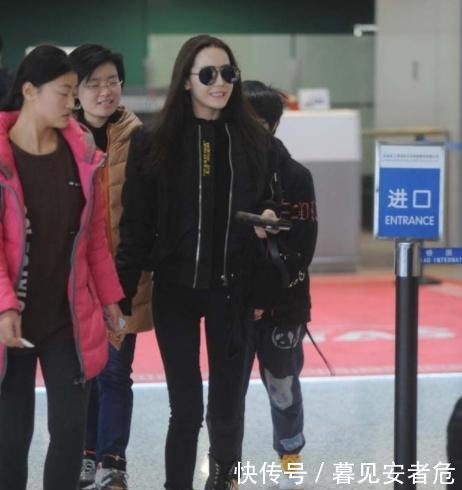 迪丽热巴机场被人强抱,不愿松手,她的反应让