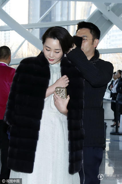 林依轮为妻子整理头发 结婚22年恩爱如初