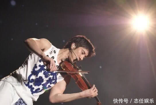 神助攻!王力宏演唱会帮粉丝求婚,三万多人齐送