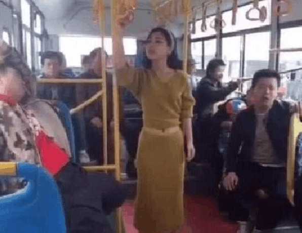 农民工好心给美女让座却遭嫌弃，司机踩了下刹车，结果让人傻了眼