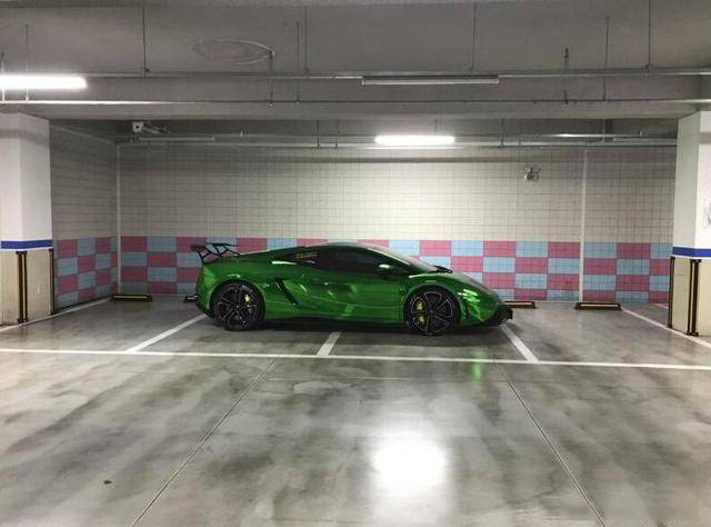 兰博基尼横停占4车位引公愤 有钱任性车主称楼都是我的