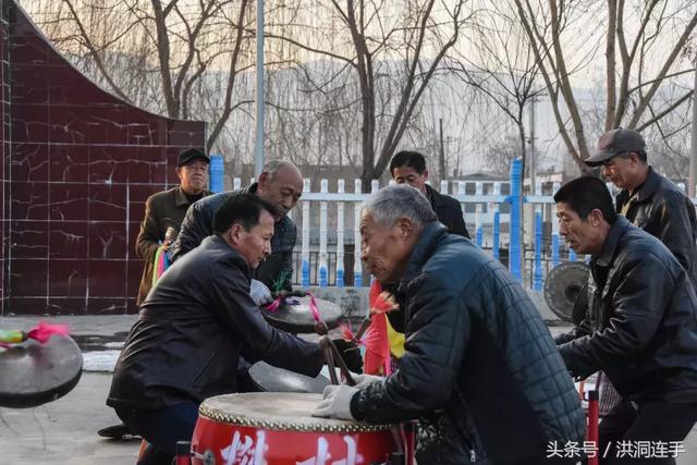 洪洞樊村这群老汉儿真乐哉,威风锣鼓敲得就是