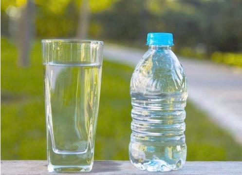 去西藏旅游一定要带整箱的矿泉水才行?