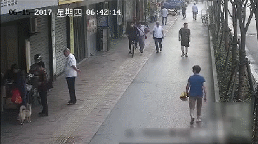 当嫌疑人发现便衣民警后,骑车加速逃离.