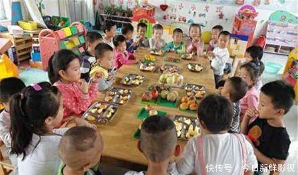幼儿园老师发孩子吃水果照片,一位妈妈发现疑