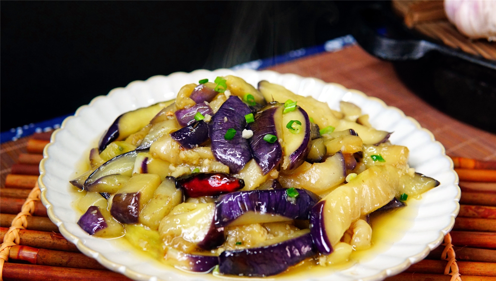 茄子直接炒大错特错,太费油了,多加一步,不变色