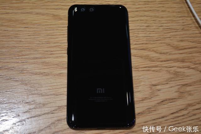 出的小米新旗舰手机后壳照,你猜是小米7还是小
