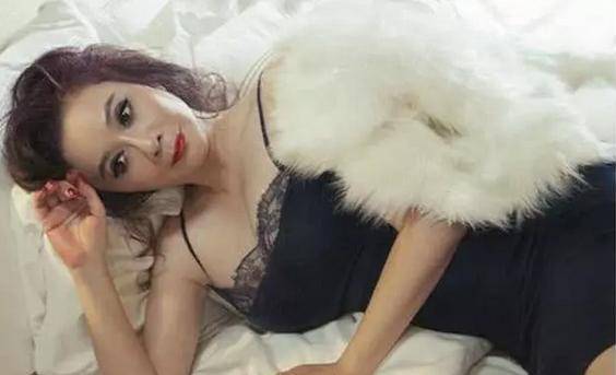 她们同是奶奶辈演员，一个满脸后遗症，另一个却连皱纹都那么优雅