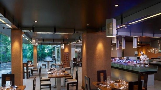 一家人,起晚了,所以在斯里兰卡肉桂酒店爆炸中